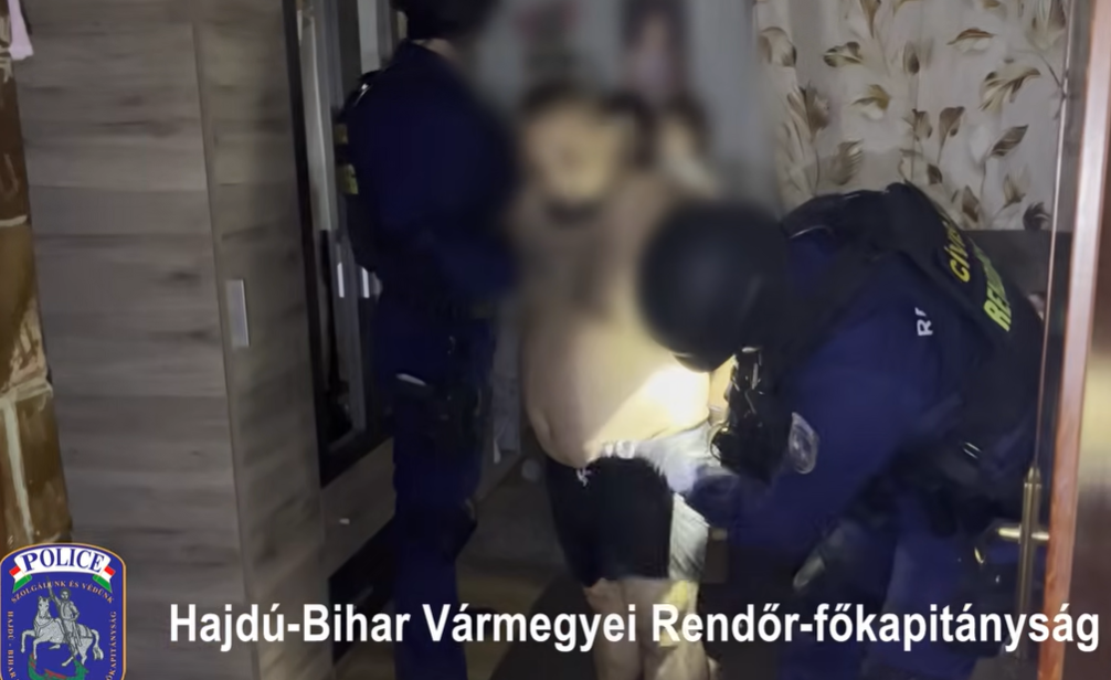 Rengeteg készpénz és ékszerek: dílerekre csaptak le Hajdú-Biharban a rendőrök – videó