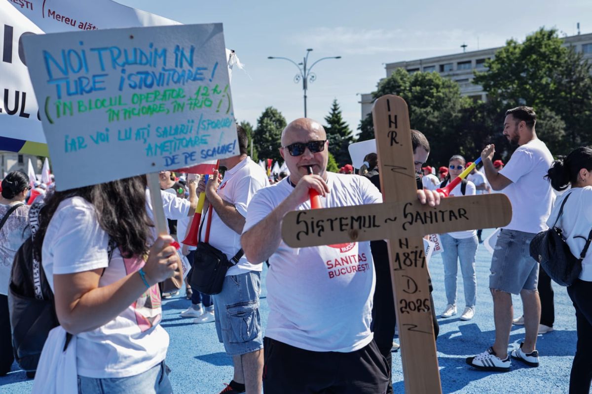 Proteste din cauza legii salarizării: sindicaliștii SANITAS, angajații de la Fabrica de Arme Cugir, ANAF și magistrații se revoltă