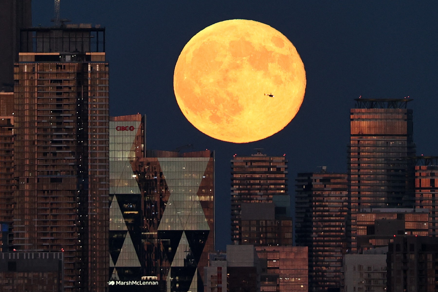 Imagini unice cu Luna Vânătorului, cea mai mare și mai strălucitoare superlună din 2024