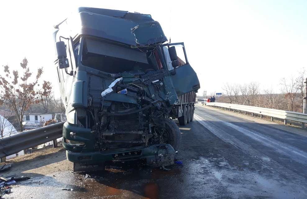 Două TIR-uri s-au ciocnit în Hunedoara. A fost nevoie de intervenția pompierilor de la descarcerare. Cum arată locul accidentului |FOTO