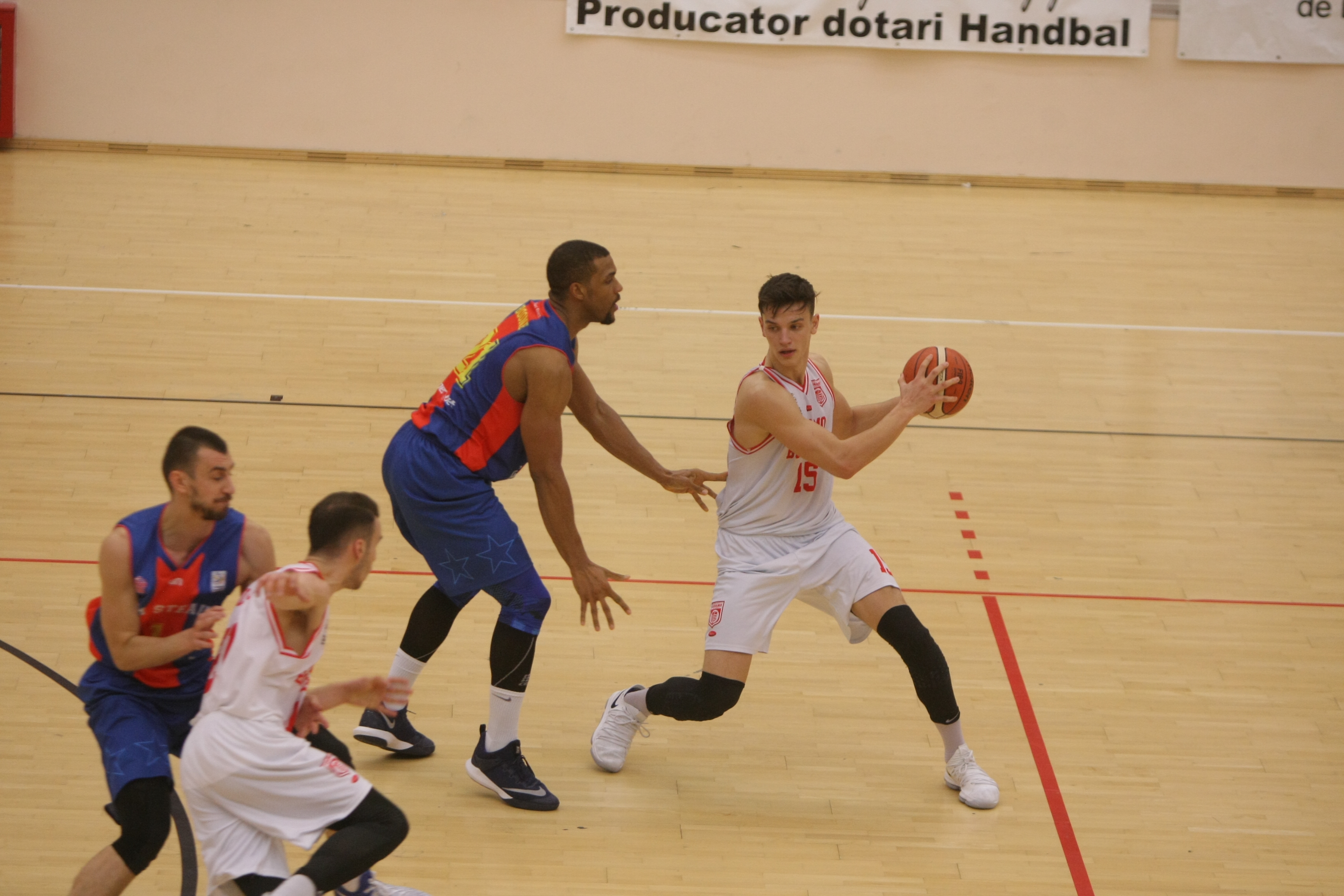 Liga Națională de baschet, etapa a 12-a. Campioana U-BT Cluj, victorie cu scandal la Pitești. Azi s-a jucat Dinamo - Steaua: înfrângere umilitoare pentru gazde | GALERIE FOTO