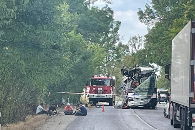 Imagini teribile cu autocarul românesc implicat în accident în Bulgaria. Bucăți din vehicul au rămas agățate de un copac