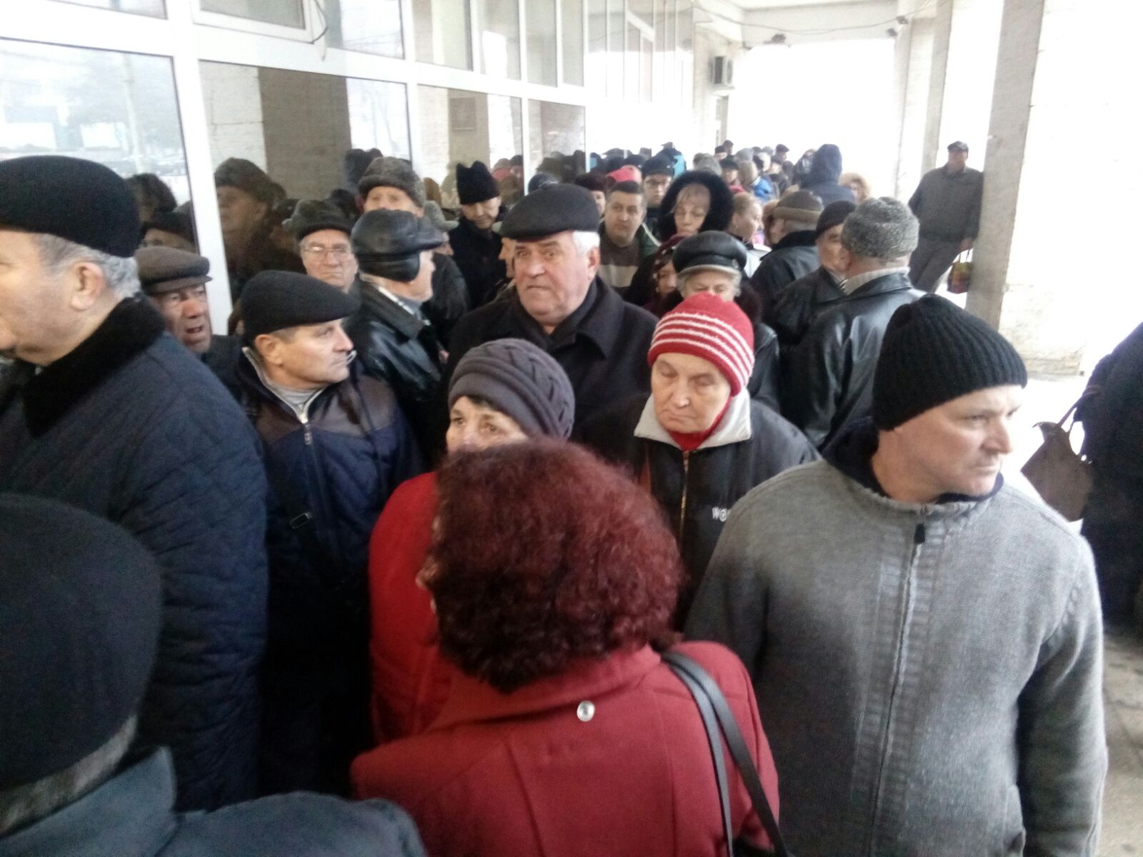 FOTO| Înghesuială, îmbrânceli și ghionturi la Galați, pentru plata impozitelor în prima zi de deschidere a ghișeelor