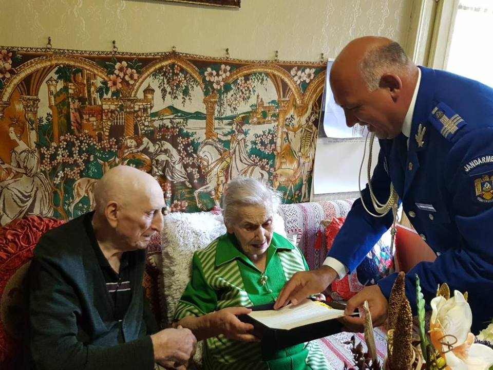 Șase oameni din Satu Mare, născuți în 1918, odată cu România, au fost felicitați de MAI