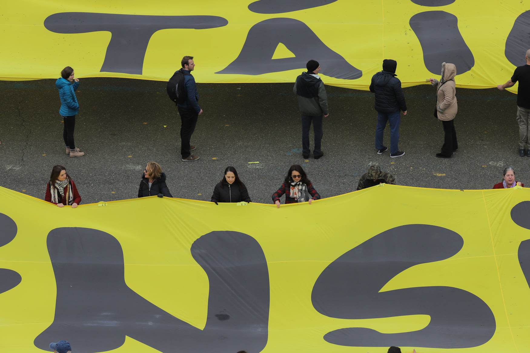 Protest în Piaţa Victoriei: „Tăiaţi pensiile speciale"