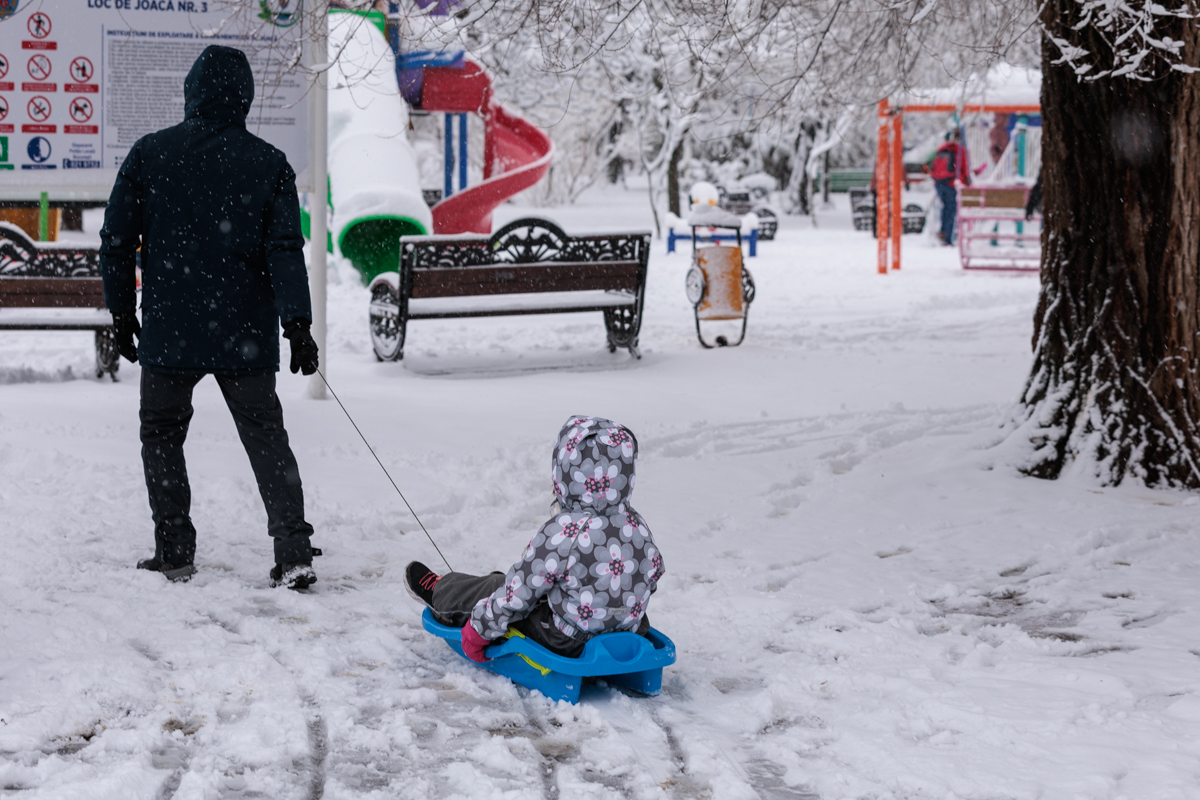FOTO. Zăpada din București i-a scos din case pe cei mici. Parcurile au fost pline în jurul prânzului