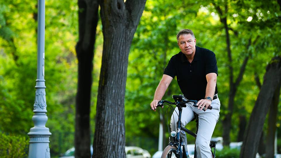 Klaus Iohannis, declarații despre principalele dosare politice, la o plimbare cu bicicleta (FOTO)