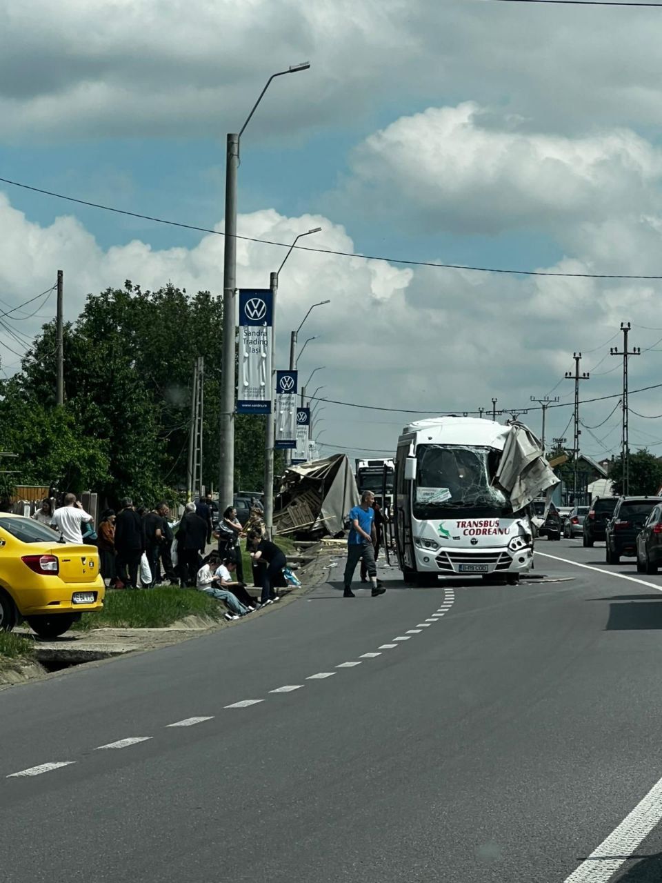 Un camion s-a izbit de un autocar cu 28 de pasageri, la Lețcani, Iași. Șapte oameni sunt în stare gravă la spital. Plan roșu de intervenție