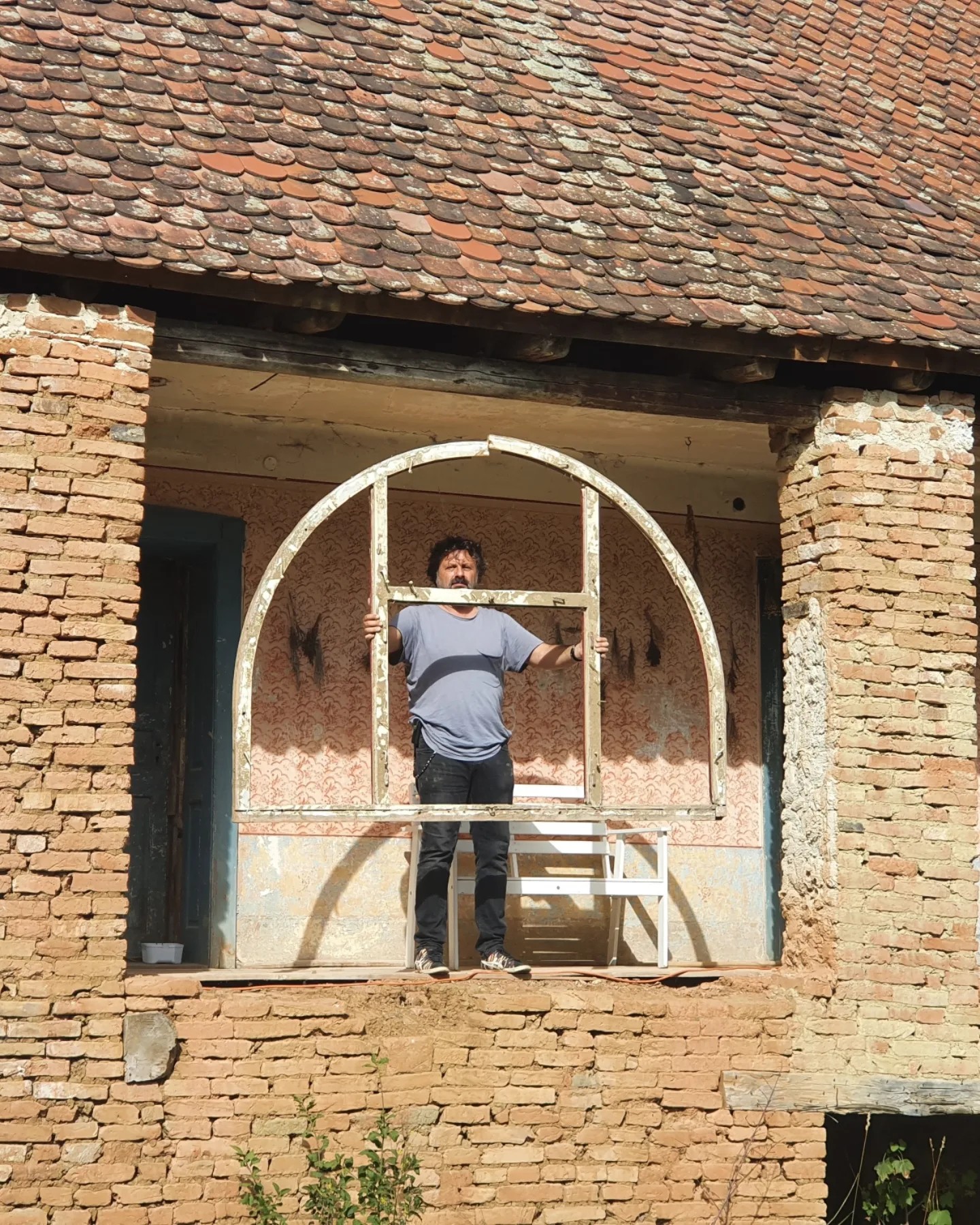 Imagini noi cu casa pe care o renovează Dana Rogoz la Viscri. Lucrările la locuința săsească au avansat