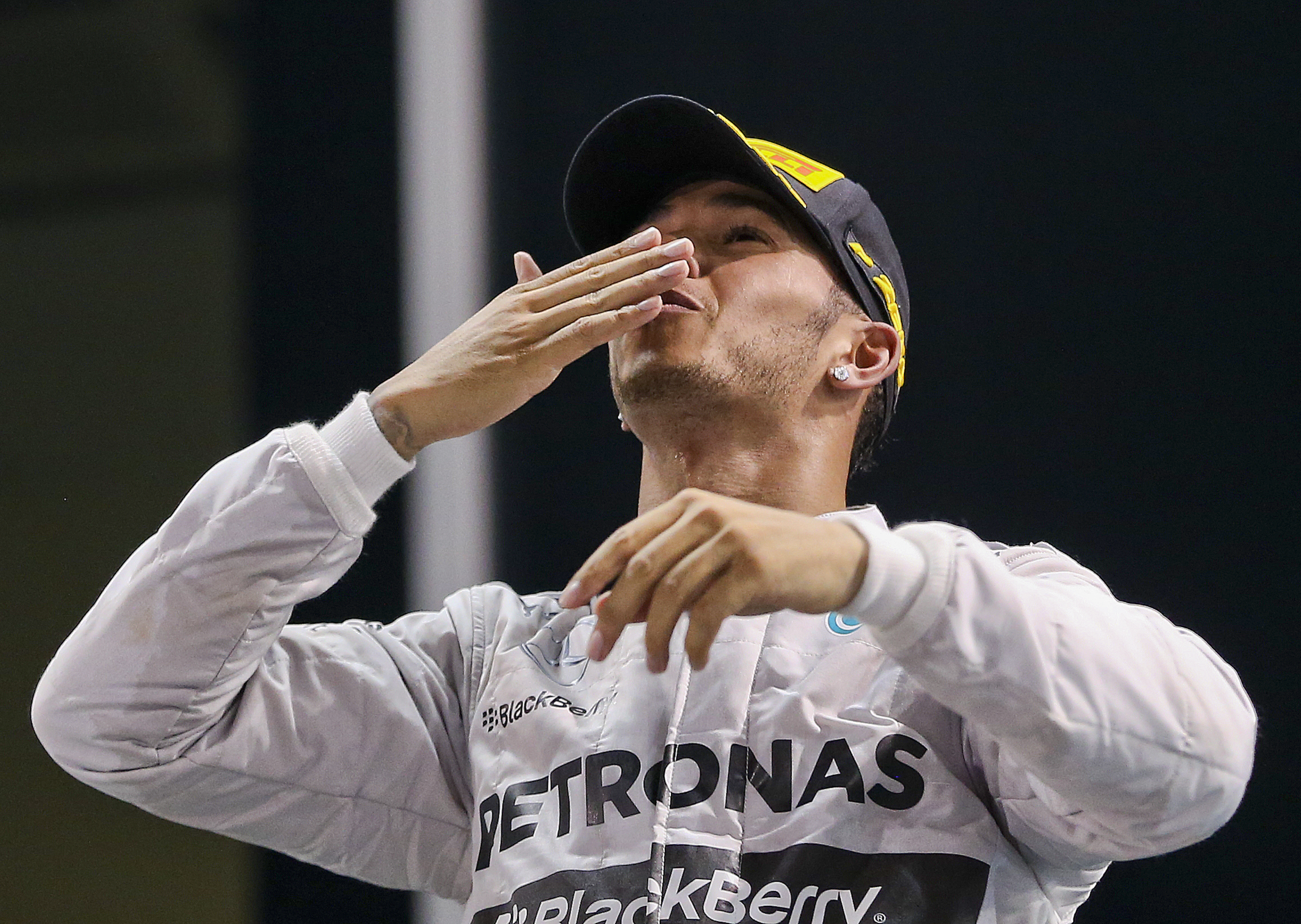FORMULA 1 / Lewis Hamilton a câştigat titlul mondial! O maşină a luat foc!