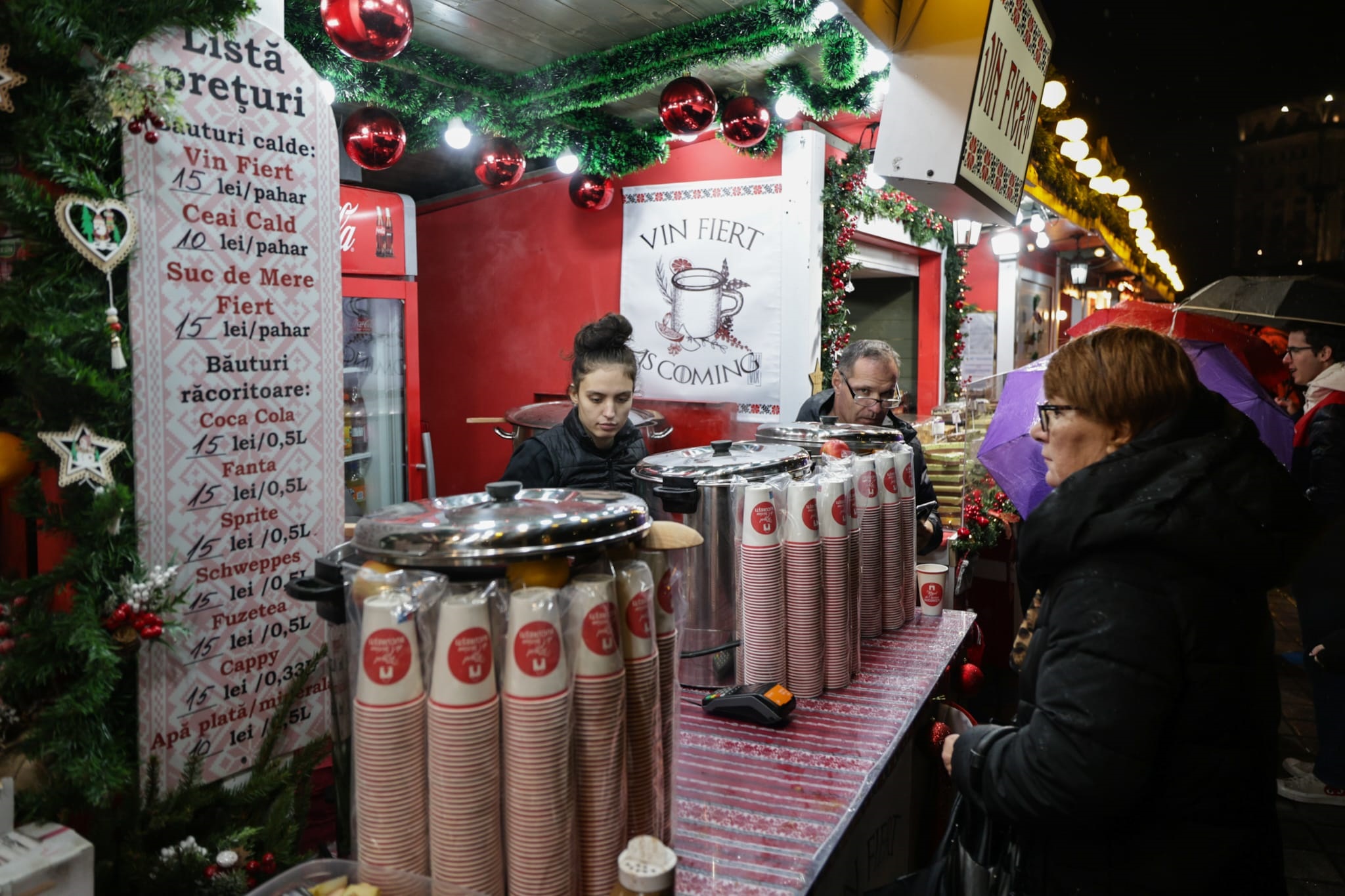 Cât costă pomana porcului și pastrama la Târgul de Crăciun organizat în Piața Constituției din București