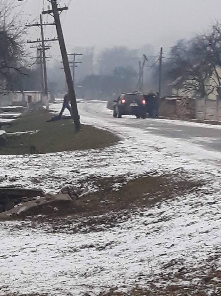 IMAGINI SCANDALOASE - Bărbat lovit de mașina Poliției de Frontieră și târât în șanț de polițiști! Instituția are altă variantă