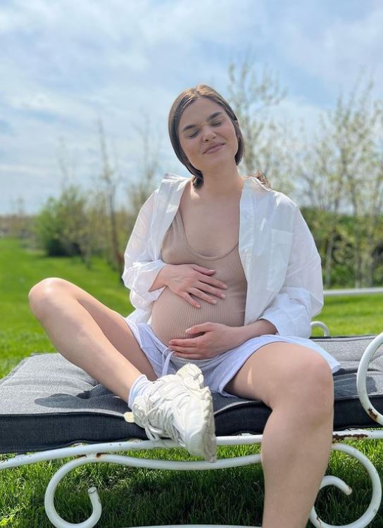 Cum arată Theo Rose în costum de baie la o lună după ce a născut: „Corp nou”