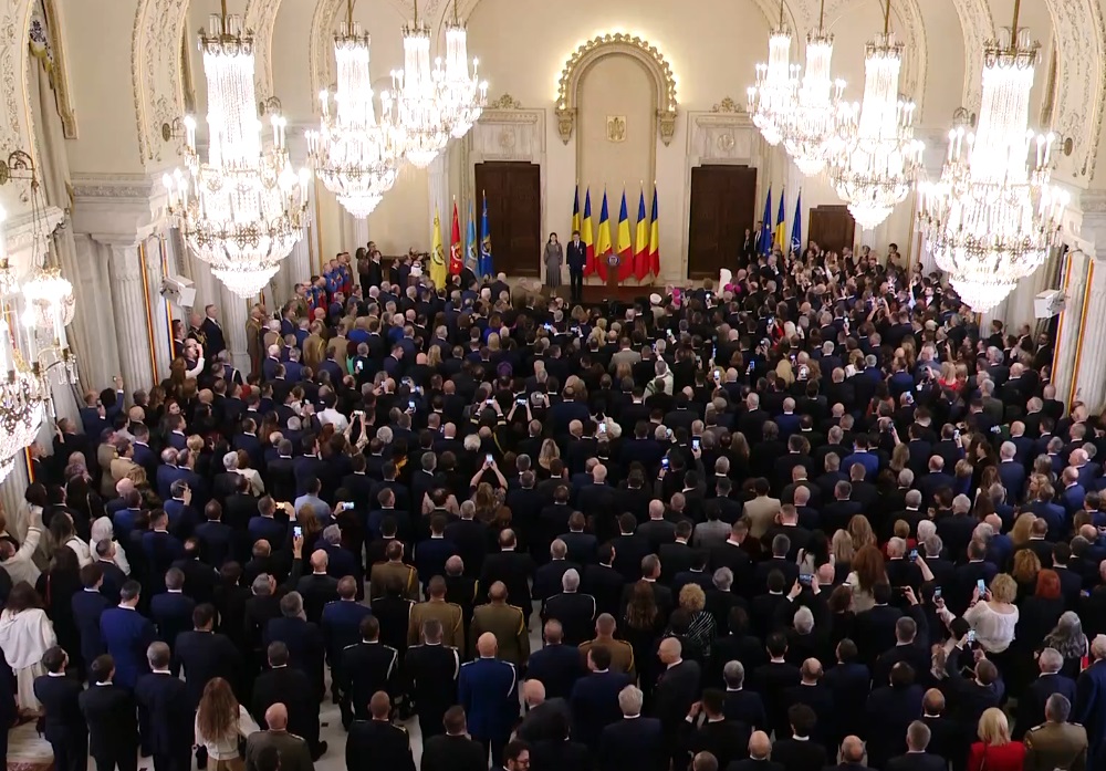 Mirabela Grădinaru, înconjurată de vedete la recepția de la Palatul Cotroceni de Ziua Națională. Partenera lui Nicușor Dan a purtat gri