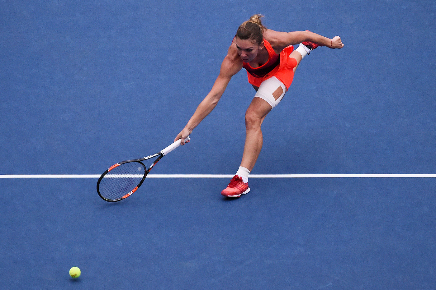 Superperformanţă realizată de Simona Halep, care a învins-o pe Victoria Azarenka, în trei seturi, şi s-a calificat în semifinalele de la US Open. Românca a condus ostilităţile în primul set, l-a cedat pe cel secund, dar a fost formidabilă în decisiv. Meciul a fost întrerupt o oră în ultimul act din cauza ploii. Simona a egalat performanţa Irinei Spârlea din 1997 / LIVE BLOG & SUPERGALERIE FOTO