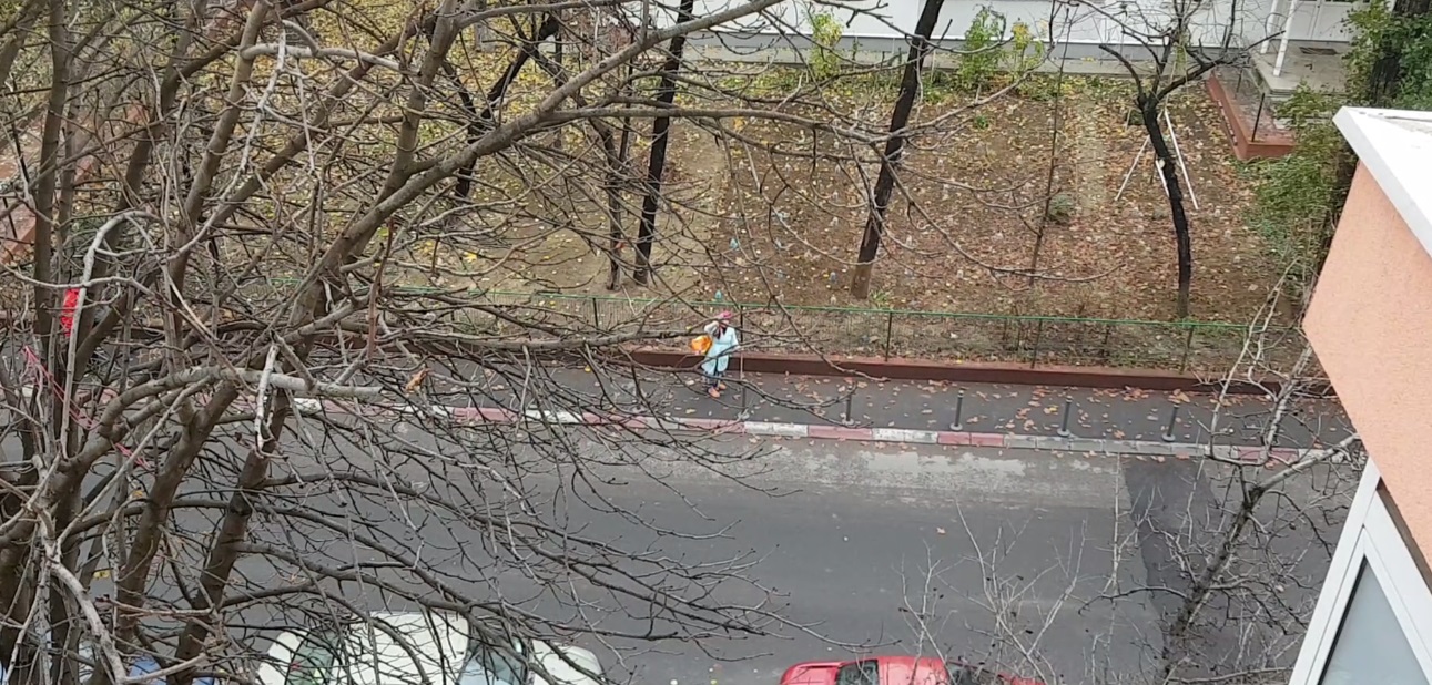VIDEO / Cerasela din Leordeni, cerșetoarea care cântă imnuri religioase. ”M-ai văzut, m-ai ajutat, Domnul fie lăudat, măi...”