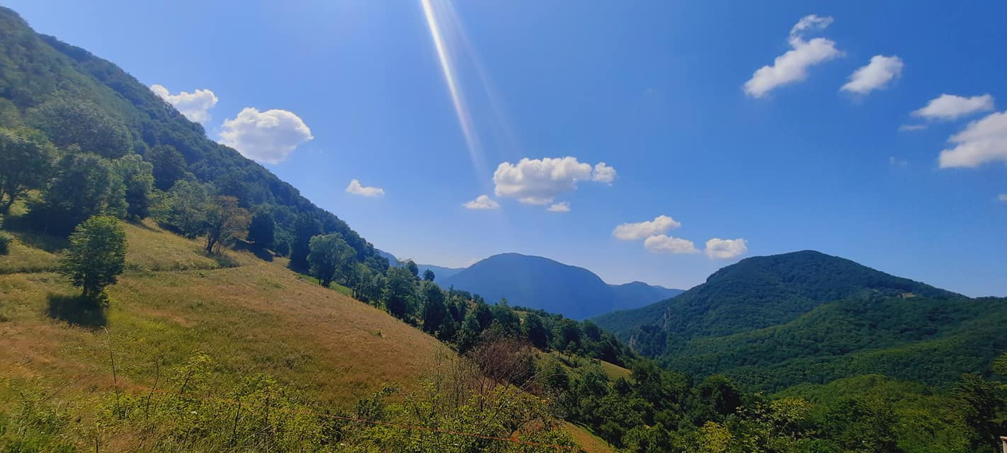 Un sat de munte din România, printre cele mai frumoase destinații ale anului 2021, în topul The Guardian