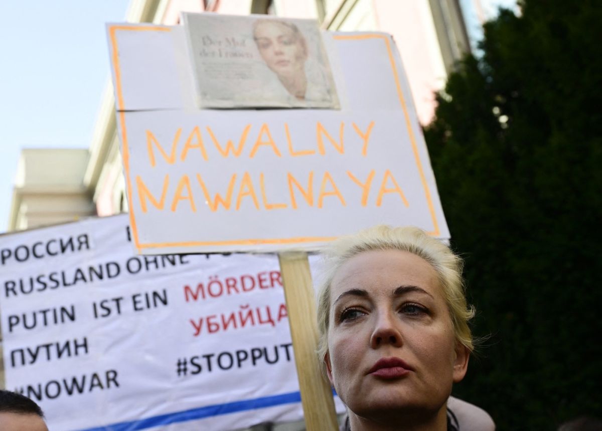 Iulia Navalnaia, în fruntea protestului „Prânz împotriva lui Putin” din Berlin. Văduva lui Navalnîi, aplaudată de oamenii aflați la coadă să voteze