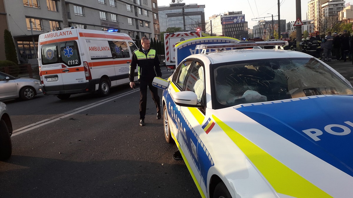 Un BMW nou al Poliției, distrus într-un accident cu patru mașini pe o stradă din Cluj