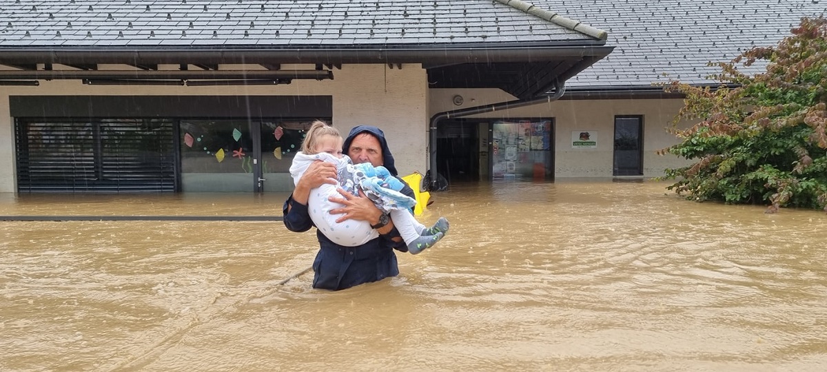 Unul dintre pompierii care au salvat 22 de copii dintr-o grădiniță și-a pierdut casa în timpul inundațiilor, în Slovenia