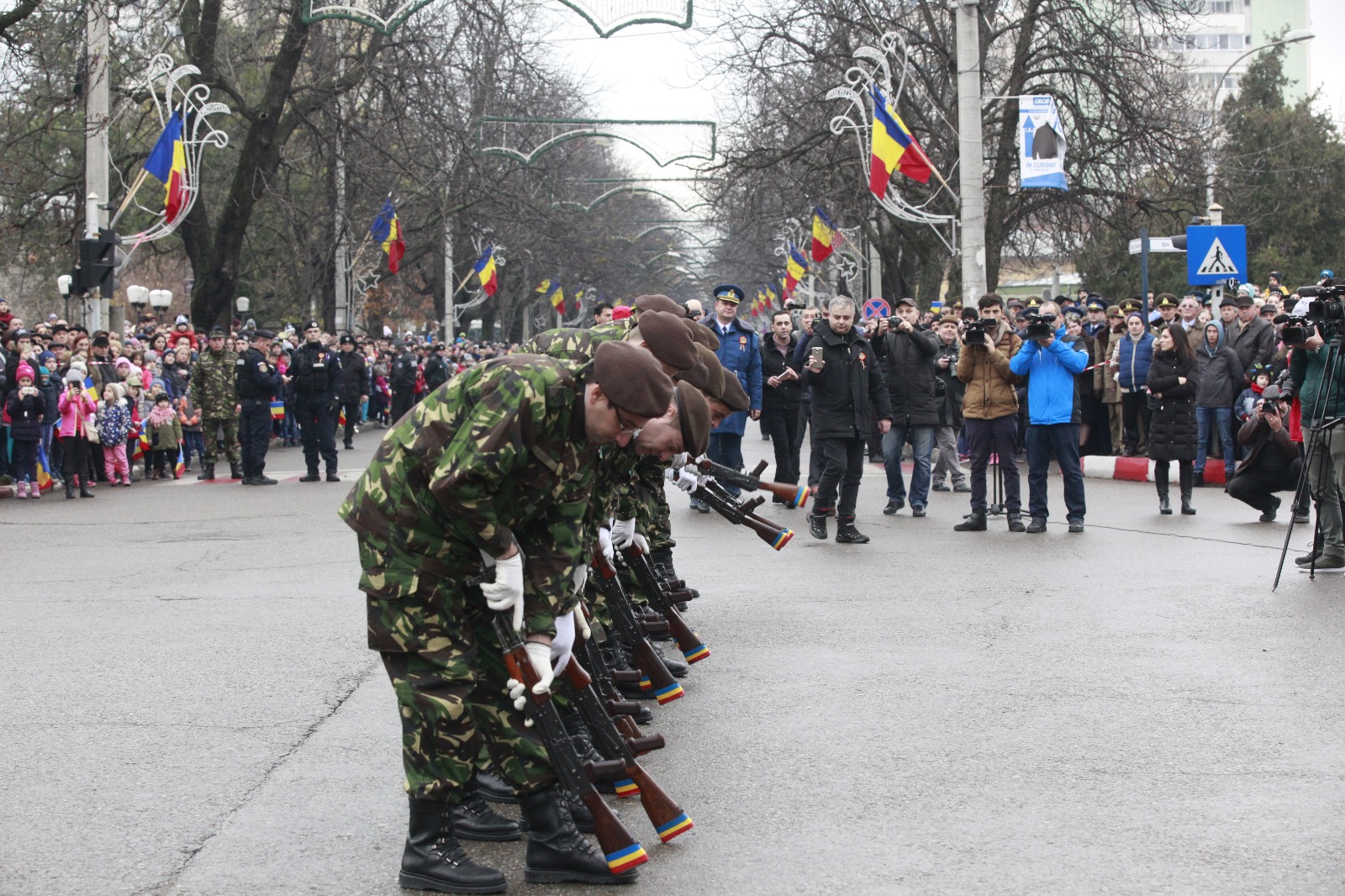 Buzoienii, dezamăgiți că militarii nu au mai defilat cu tehnica din dotare| FOTO/VIDEO