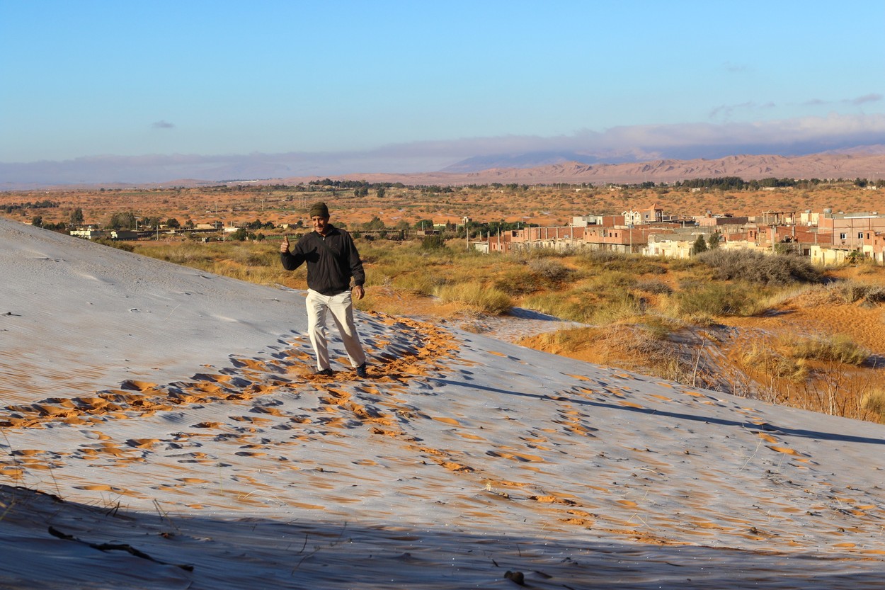 Dune de nisip, acoperite de zăpadă. Fenomen rar în deșertul Sahara