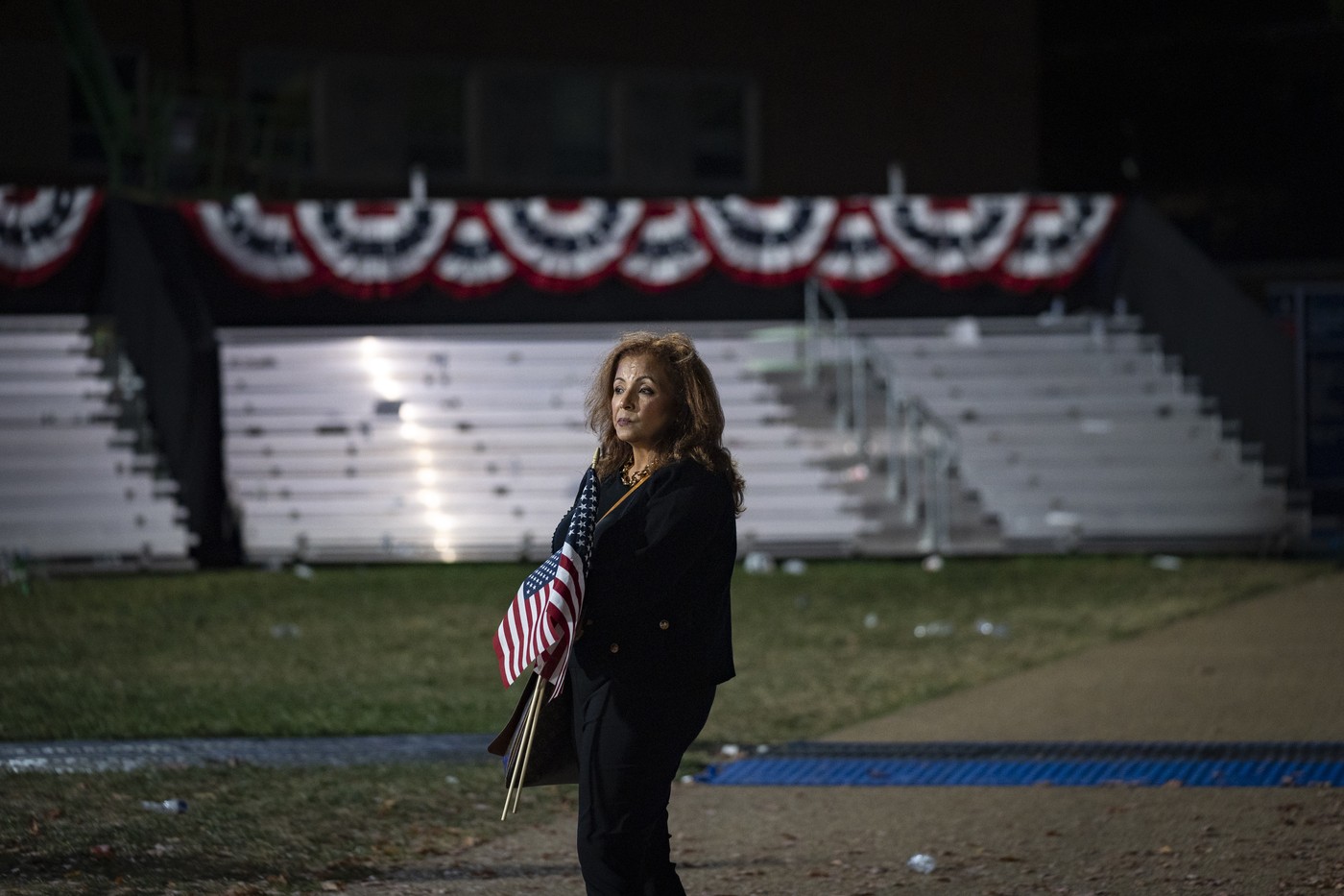 Gunoaie și steaguri abandonate. Imagini din locul în care Kamala Harris ar fi trebuit să-și susțină discursul de după vot