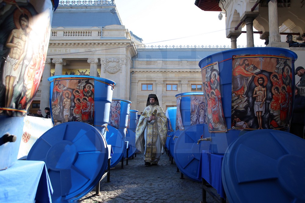 UPDATE. Patriarhul Daniel a oficiat, sâmbătă, slujba Agheasmei Mari la Catedrala Patriarhală / GALERIE FOTO