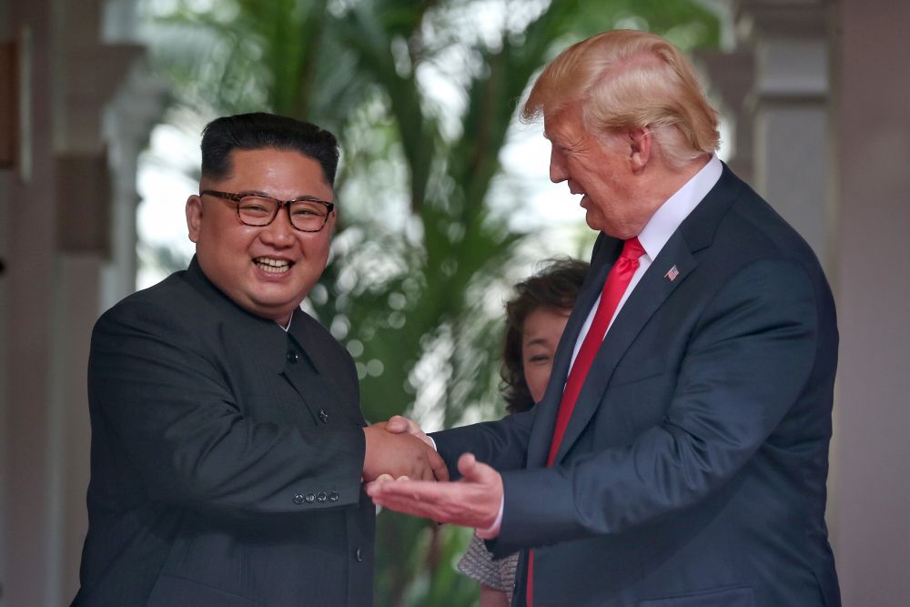 FOTO/ Momentul în care Donald Trump şi Kim Jong-un îşi strâng mâinile, înaintea discuţiilor