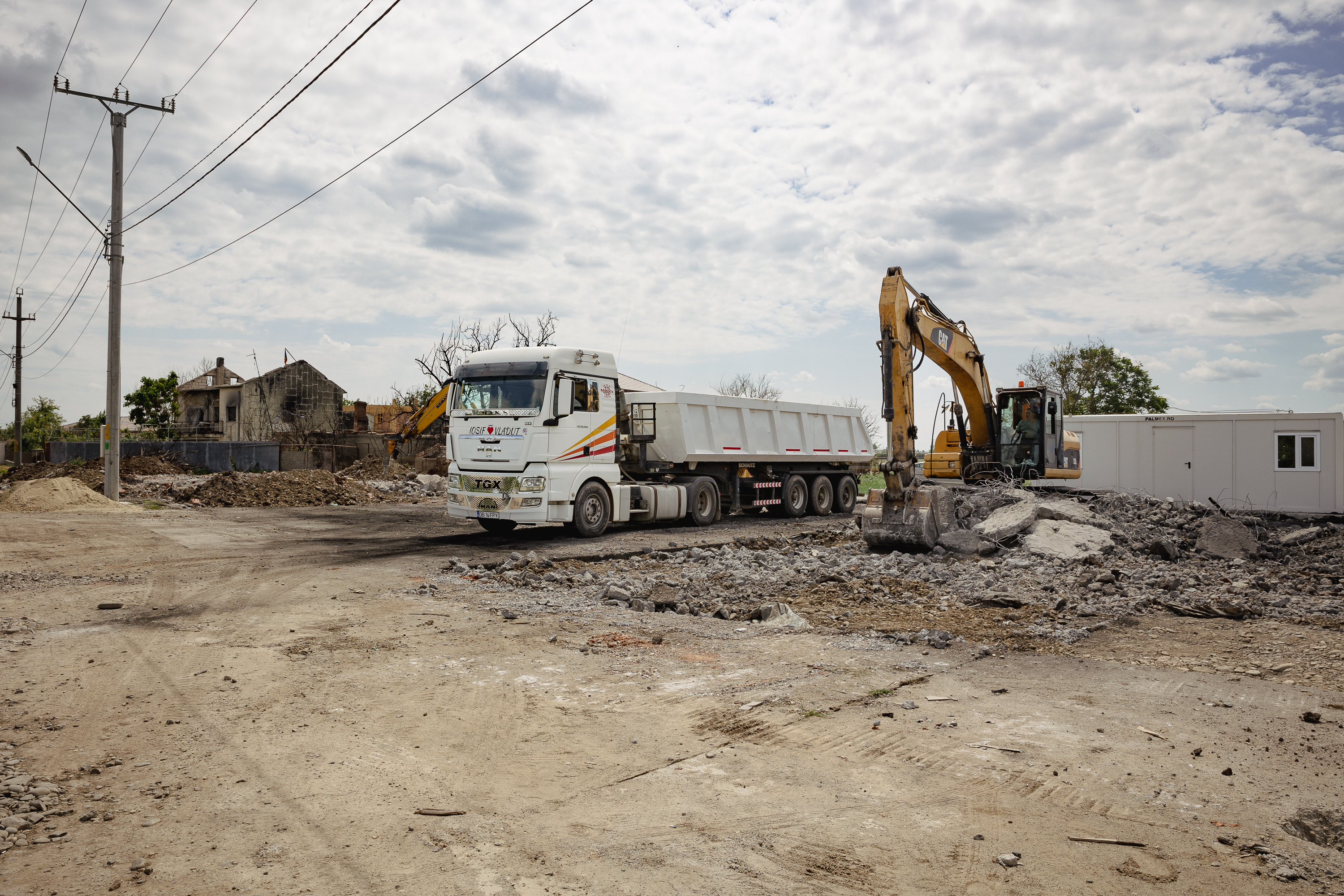 REPORTAJ. La nouă luni de la exploziile din Crevedia, oamenii acceptă posterul primarului pe poartă și oferta de despăgubiri a patronilor stației GPL: „Nu e de-ajuns, dar ce să facem?”