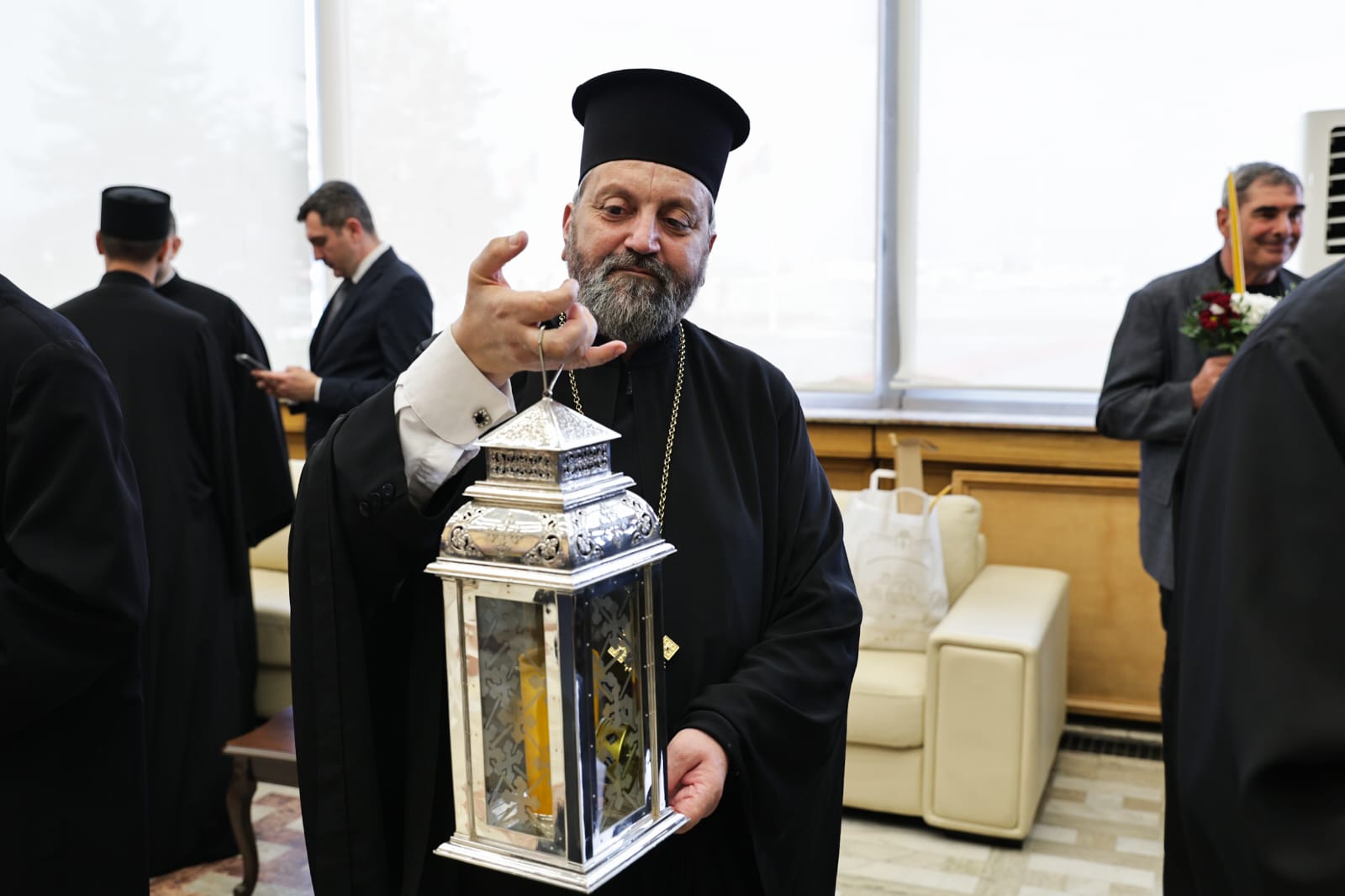 „Hristos a Înviat!” a răsunat sâmbătă la miezul nopții în întreaga Românie. „Un dar al iubirii lui Dumnezeu pentru noi toți”