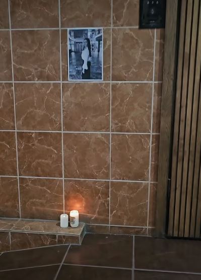 Altar de lumânări în blocul unde a trăit fiica lui Igor Cuciuc. Când va fi înmormântată Andreea