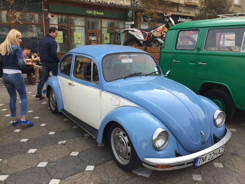 Mașina folosită de Robert Redford în filmul Havana, la Timișoara. E o replică, dar bijuteria a făcut furori printre iubitorii de mașini de epocă