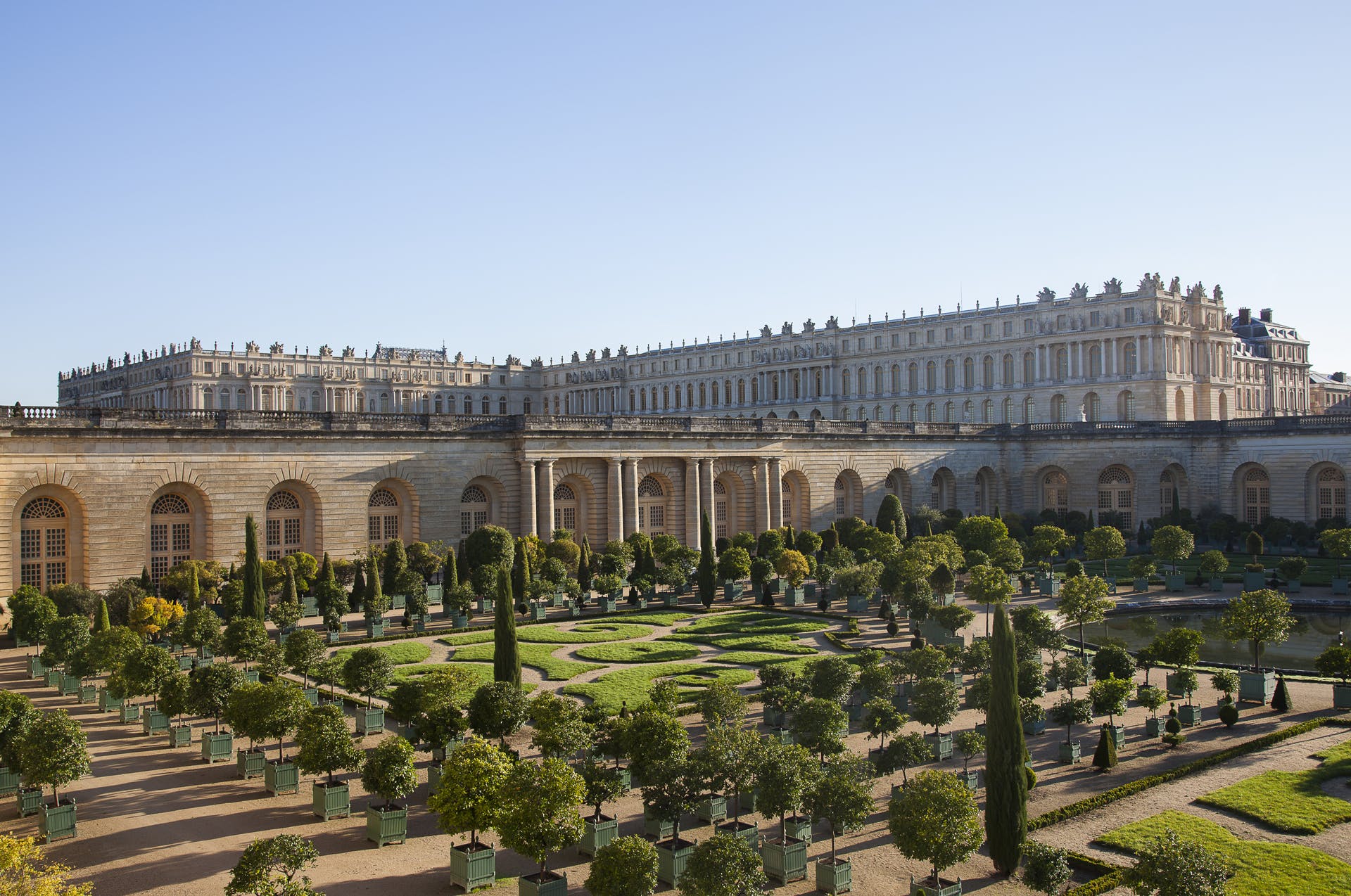 Hotelul de lux în care simți că stai chiar în Palatul Versailles. Cât costă o noapte de cazare