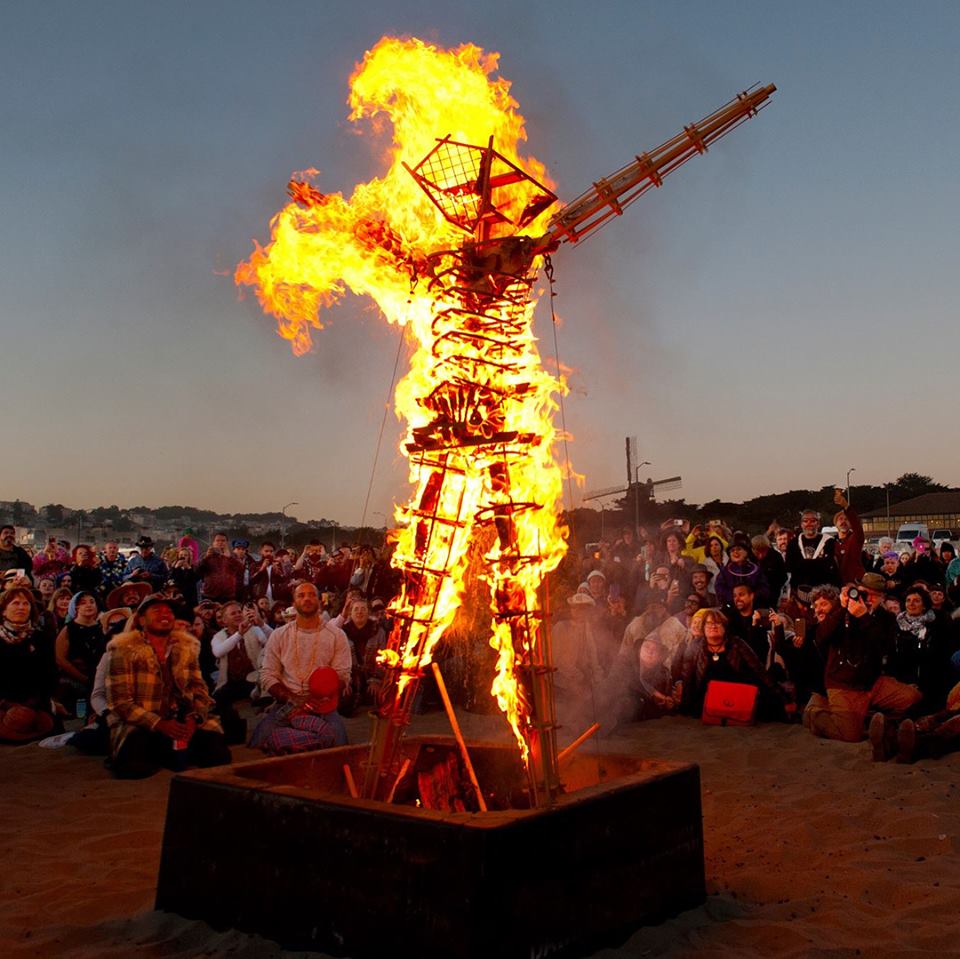 Cele mai ciudate festivaluri din lume. De la căratul soției în spate, săritul peste bebeluși, la alergatul la vale după roți de cașcaval
