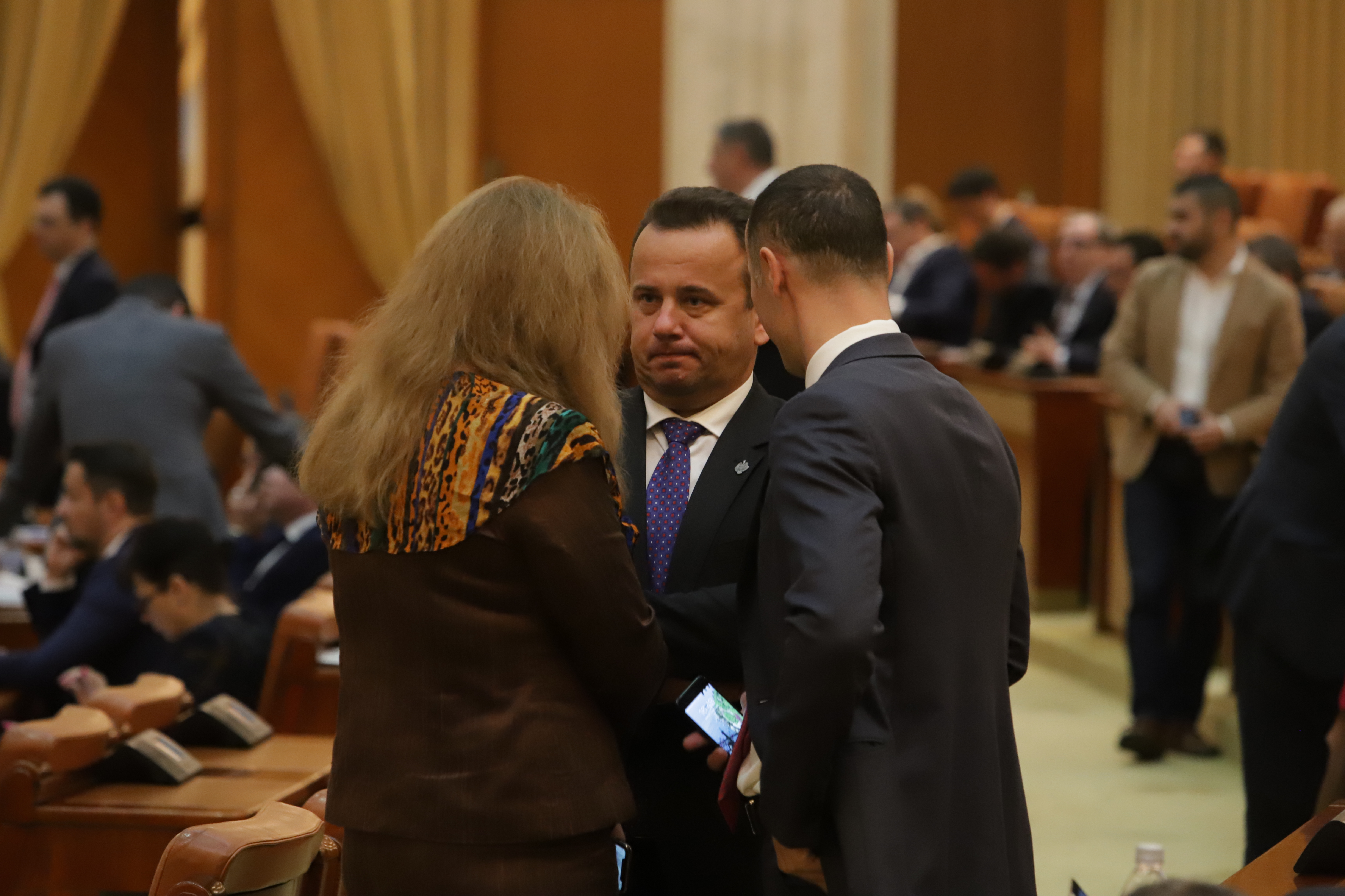 UPDATE. Plenul Parlamentului a început dezbaterea la proiectul de buget pe 2019. Dragnea lipseşte, miniştrii din Cabinet nu au ajuns la şedinţă (FOTO/ VIDEO)