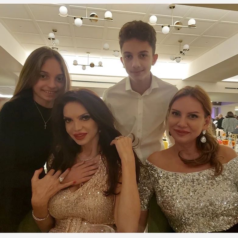 Cristina Spătar și actualul soț au petrecut Revelionul alături de copiii artistei. Imagini de la petrecere