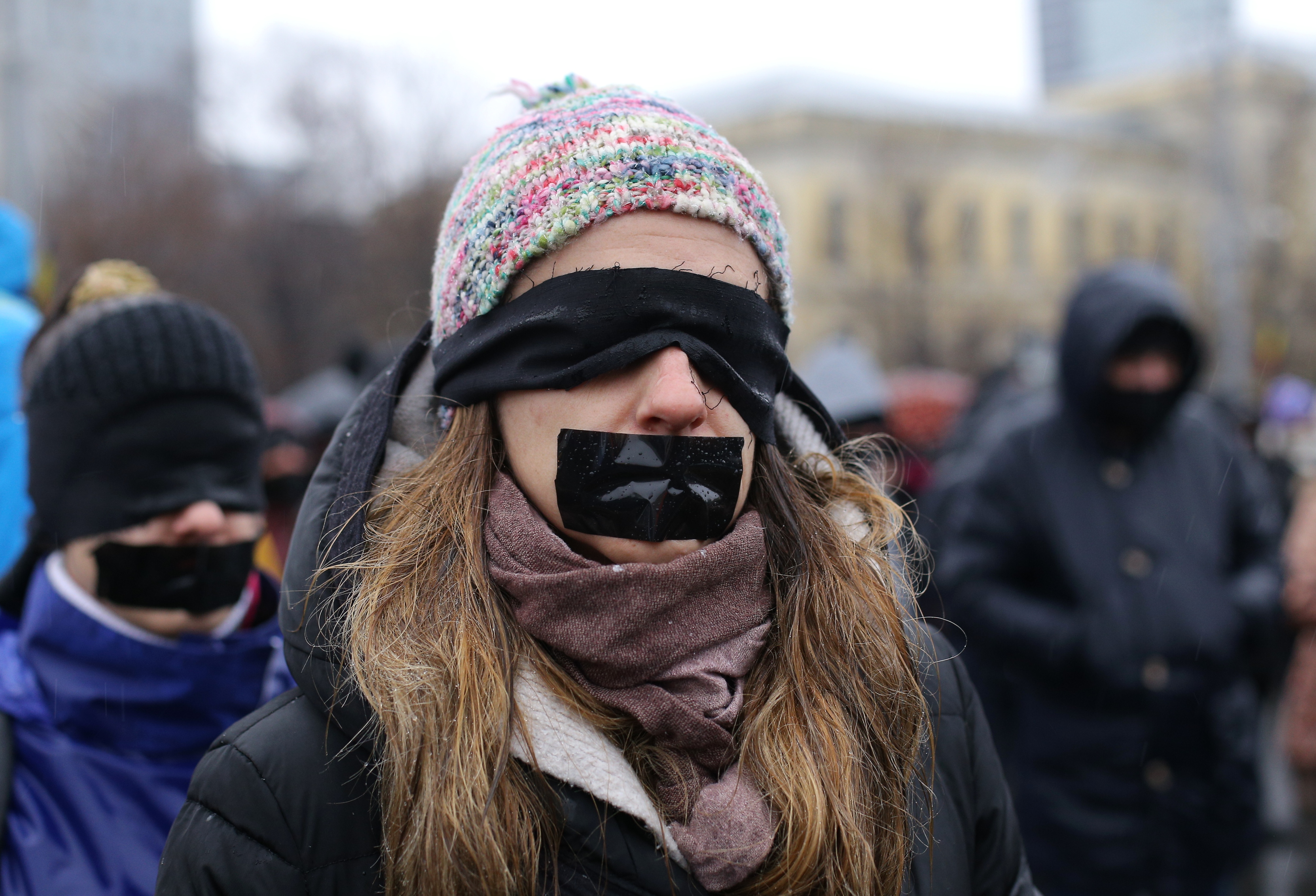 VIDEO/ Oana Pellea și Marius Manole, legați la ochi pentru "noua eră a nepuțintei". Protest mut în Piața Victoriei, duminică 17 decembrie
