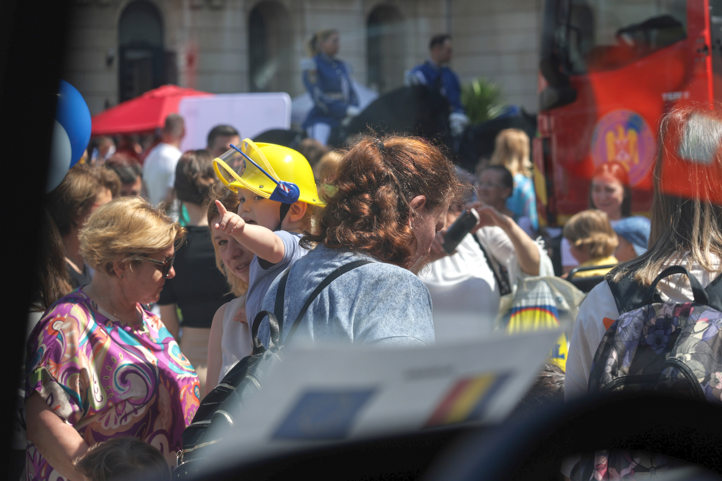 FOTO | Copiii au preluat puterea la Ministerul Afacerilor Interne. Cei mici pot păși pe balconul unde Ceaușescu a ținut ultima cuvântare
