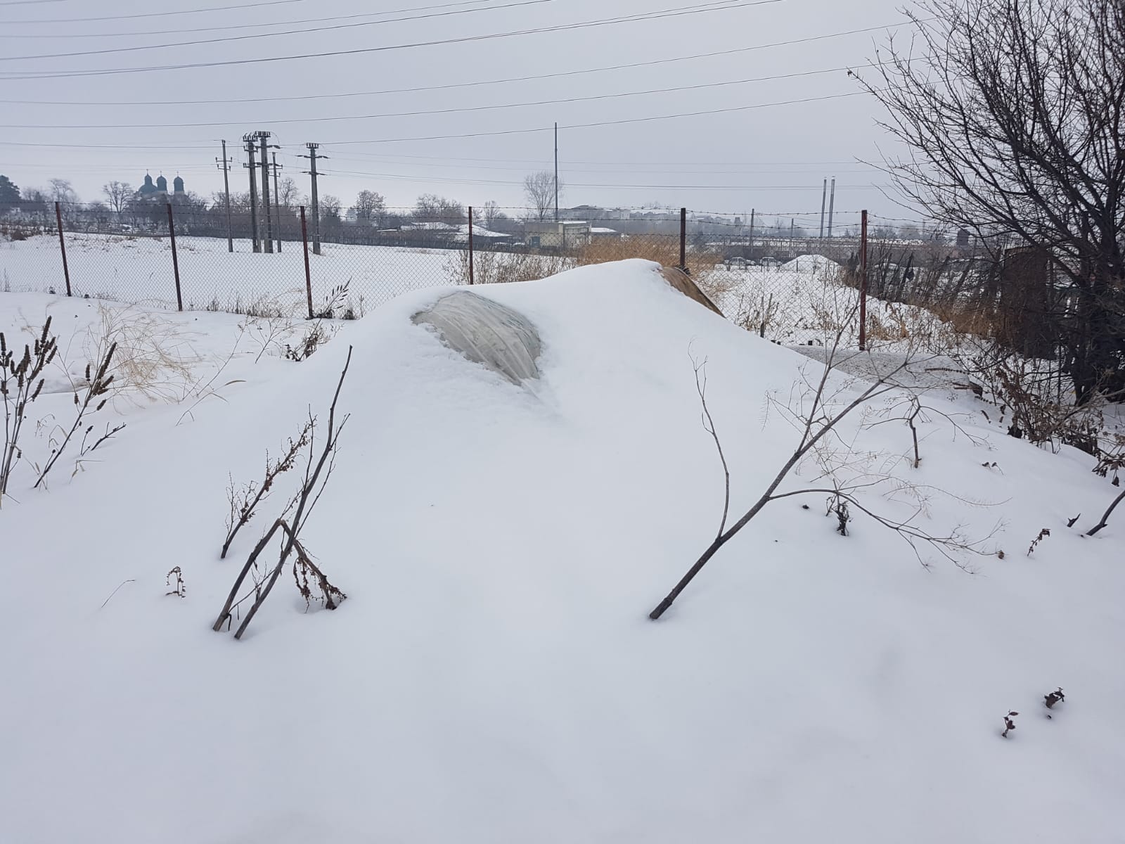 VIDEO&FOTO / Coliba unchiului Gabără. Un bărbat din Huși trăiește de 11 ani într-un bordei: "Doar preotul mă scoate de aici"