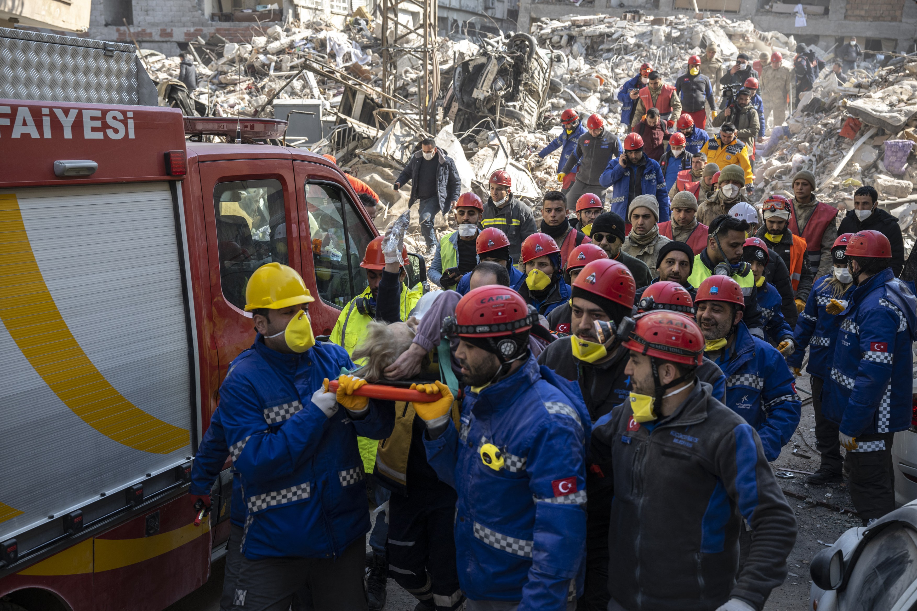 Peste 41.000 de morți, în Turcia și Siria, după cutremur. Tot mai puțini oameni sunt scoși în viață din ruine