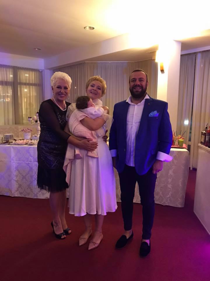 Dana Grecu și-a botezat fetița. Primele imagini de la creștinarea micuței | FOTO