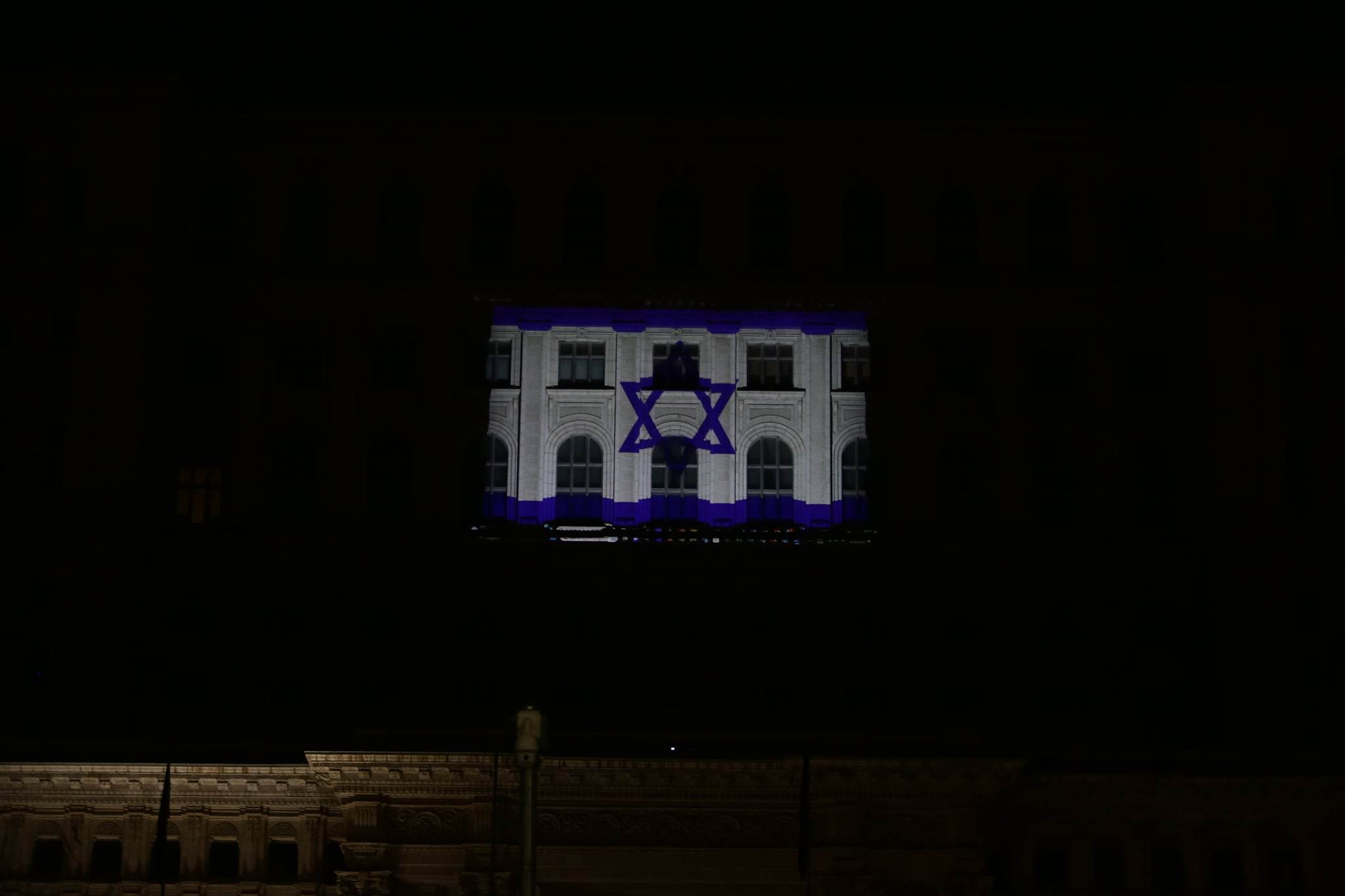 Steagul Israelului, proiectat în semn de solidaritate pe faţada Palatului Parlamentului