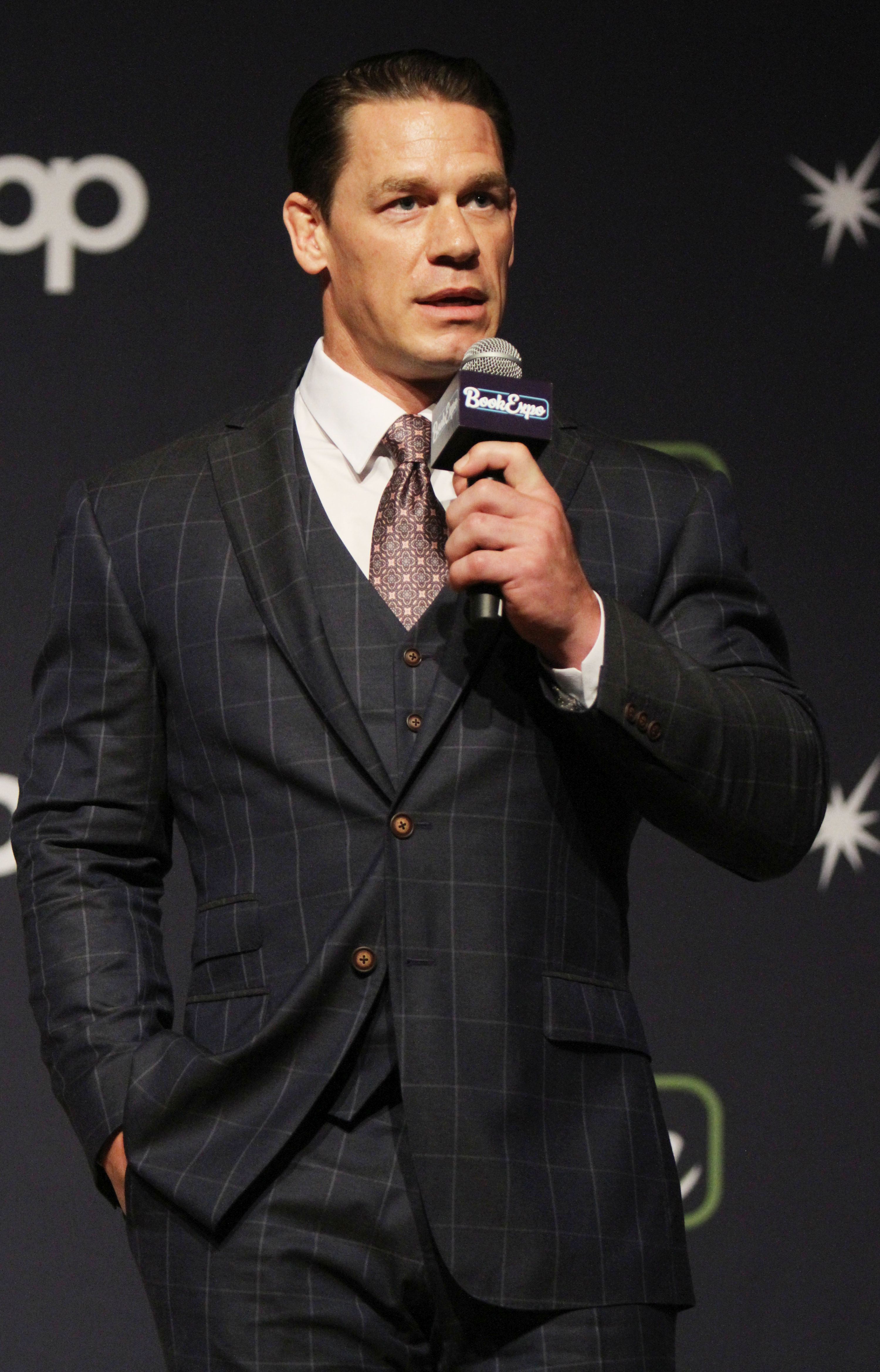 John Cena a apărut complet dezbrăcat pe scena de la Premiile Oscar 2024. Și-a acoperit zona intimă cu un plic | VIDEO
