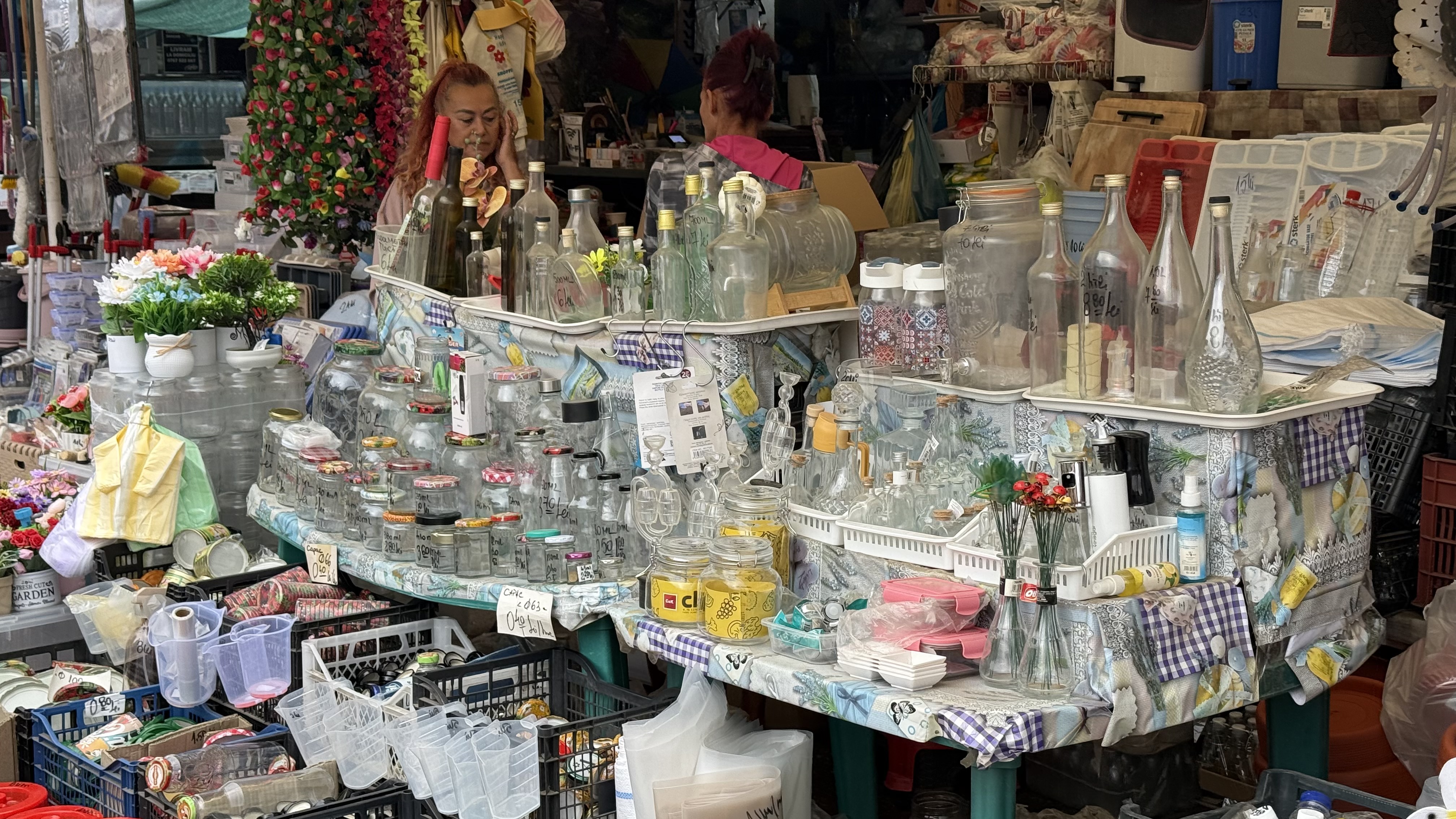 „După un mic cu muștar, hai să-ți dau un gogoșar!”. Reacția unui englez la haosul din Piața Obor, printre munții de vinete și ardei