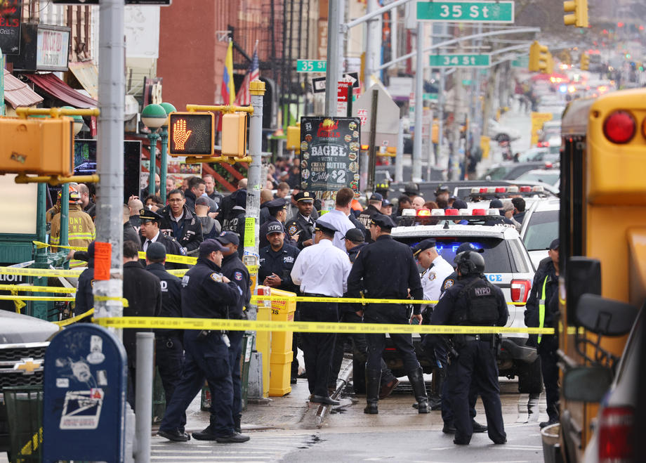 VIDEO. Atac armat la metroul din New York. 16 persoane au fost rănite, atacatorul a fugit