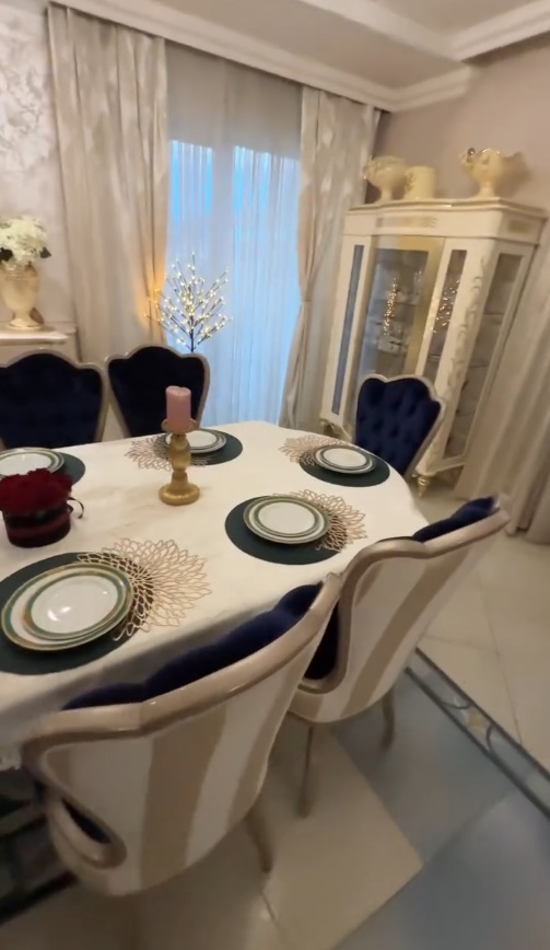 Imagini din casa lui Adrian Minune din Ștefăneștii de Jos. În garajul vilei sunt cele două mașini de lux, un Ferrari și un Lamborghini