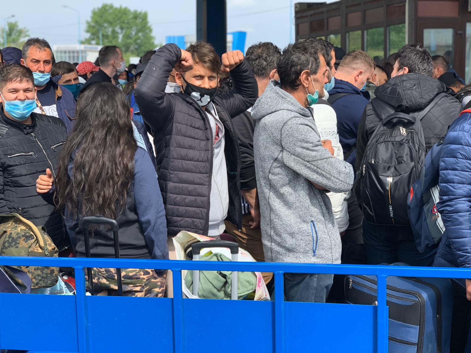 Imagini incredibile: Românii așteaptă și 8 ore la punctele de frontieră din vestul țării. Peste 8.000 de oameni au intrat în țară prin Ungaria, în ultimele 24 de ore