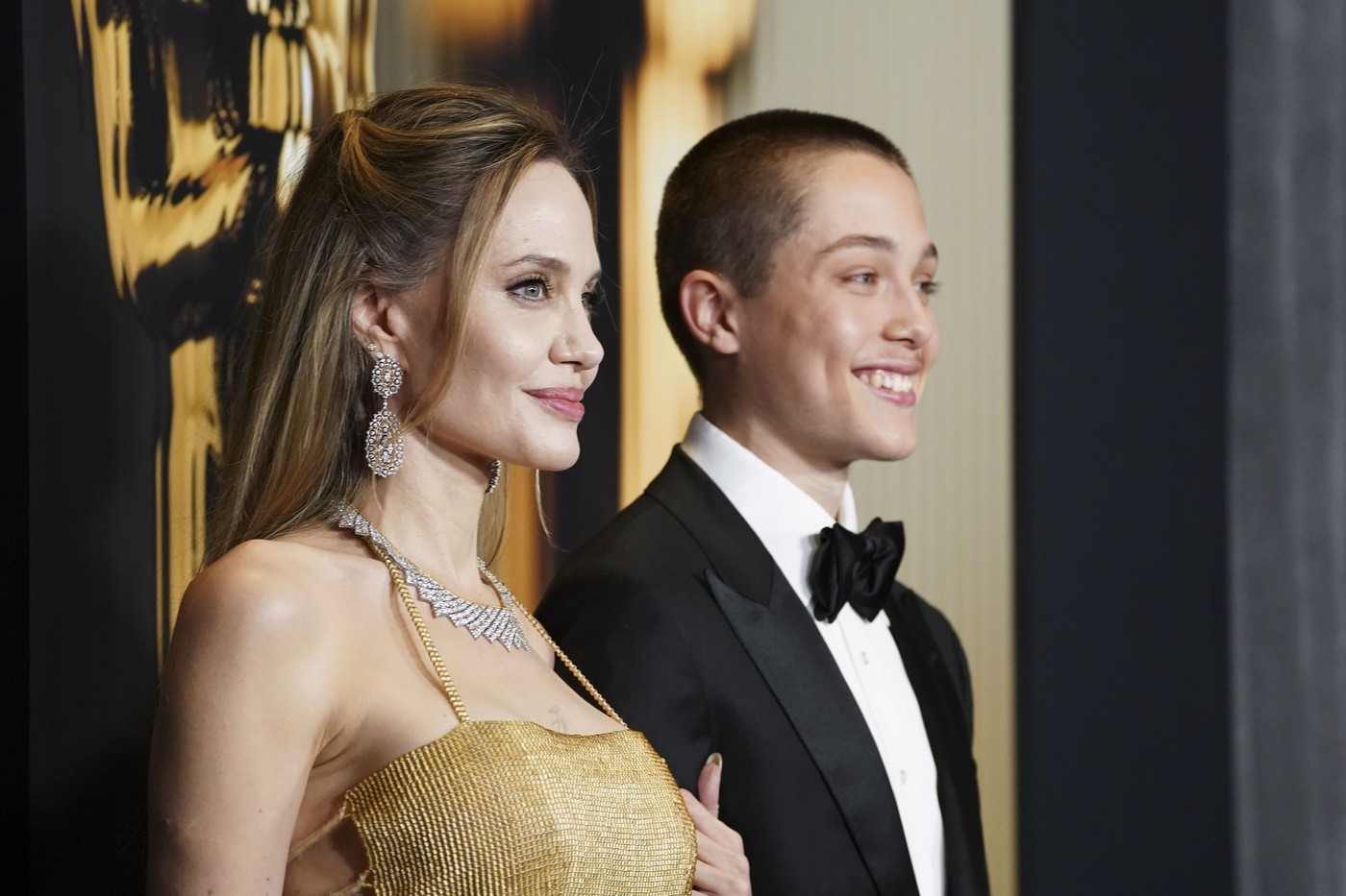 Transformarea lui Knox, băiatul Angelinei Jolie. La 17 ani, el a apărut cu părul vopsit roz, inspirat fiind chiar de mama lui