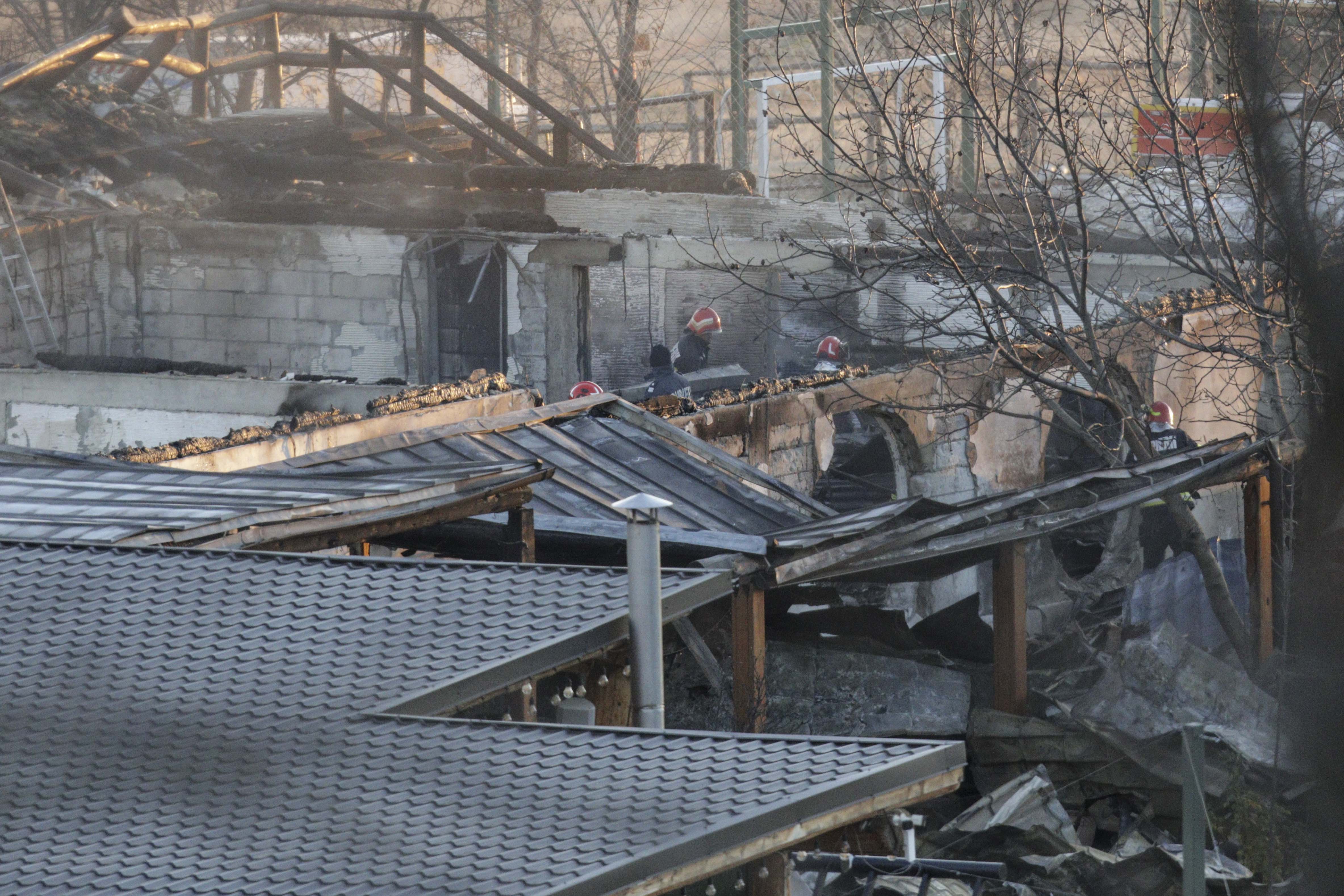 UPDATE | Incendiu la Ferma Dacilor: a fost recuperată a șaptea victimă - un copil. O altă persoană, încă dispărută. Pensiunea nu avea nici autorizație de construire